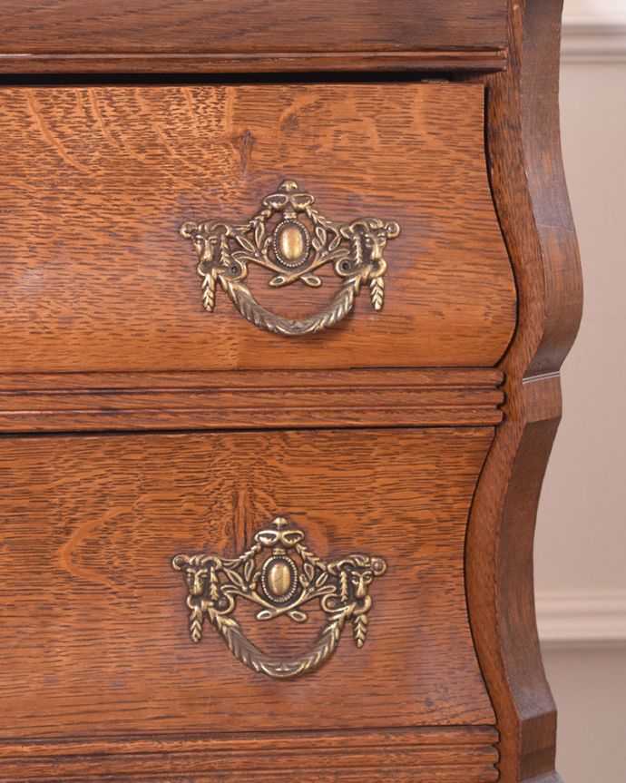 アンティークのチェスト アンティーク家具 南フランススタイルの優雅なアンティーク家具、小ぶりな3段チェスト(コモード)。開ける度にワクワクする取っ手エンブレムをモチーフにした優雅なデザインの取っ手。(j-2002-f)