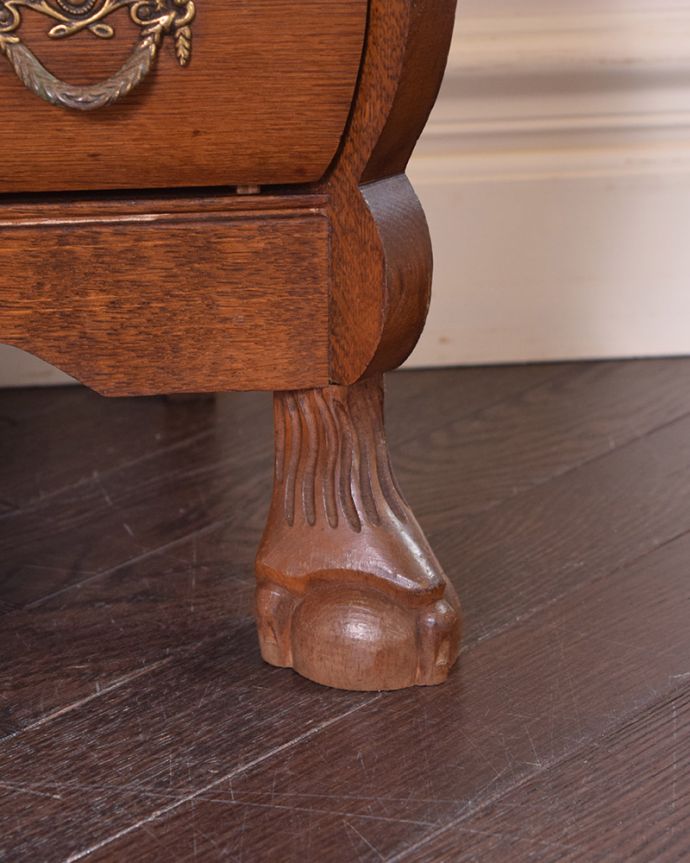 アンティークのチェスト アンティーク家具 南フランススタイルの優雅なアンティーク家具、小ぶりな3段チェスト(コモード)。幸せを運んでくれるデザインどっしり貫禄のある脚先は、幸せを運んでくれるクロウ&ボール。(j-2002-f)