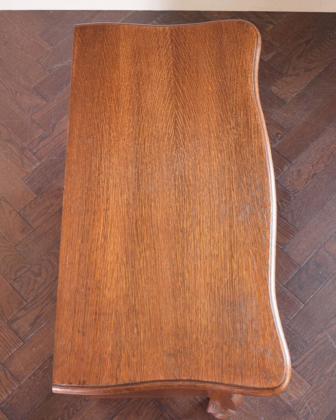 アンティークのチェスト アンティーク家具 南フランススタイルの優雅なアンティーク家具、小ぶりな3段チェスト(コモード)。何を置こうかな・・・?上から見ると、天板はこんな感じ。(j-2002-f)