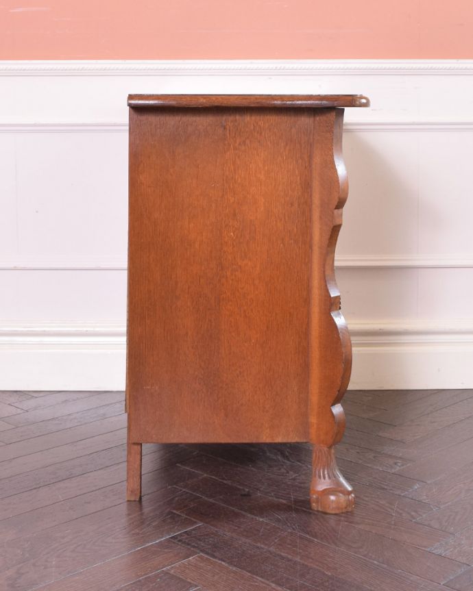 アンティークのチェスト アンティーク家具 南フランススタイルの優雅なアンティーク家具、小ぶりな3段チェスト(コモード)。横から見てもステキ横から見るとこんな感じ。(j-2002-f)