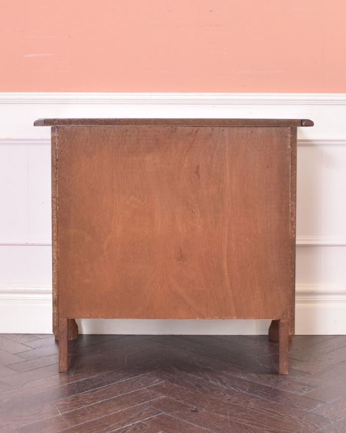 アンティークのチェスト アンティーク家具 南フランススタイルの優雅なアンティーク家具、小ぶりな3段チェスト(コモード)。メンテナンスしてあるので後姿もキレイ!アンティークは新品ではないので、もちろん経年変化によるキズはありますが、専門の職人が目立たないようキレイにお直しをしているので、後姿までキレイです。(j-2002-f)