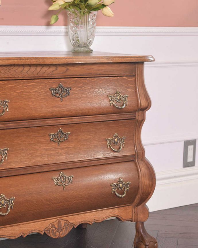 アンティークのチェスト アンティーク家具 優雅なフランススタイルのアンティーク家具、小ぶりな3段チェスト(コモード)。「見せる収納」!置く場所を選ばずに使えちゃう。(j-2003-f)