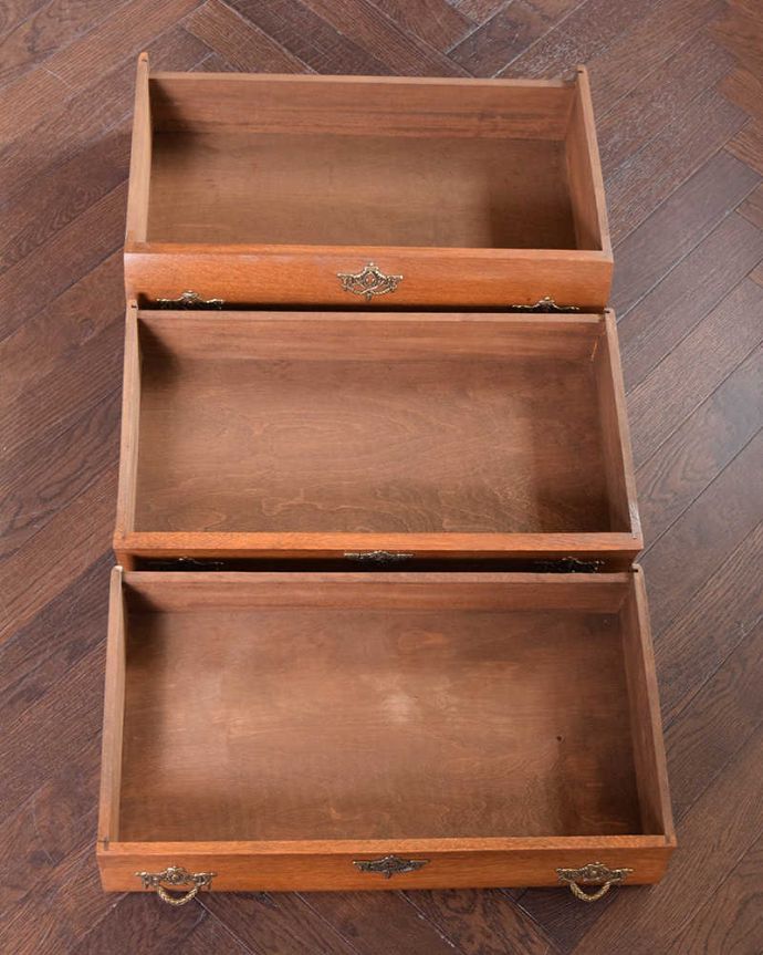 アンティークのチェスト アンティーク家具 優雅なフランススタイルのアンティーク家具、小ぶりな3段チェスト(コモード)。何を入れてもOK引き出しは手前が1段目です。(j-2003-f)