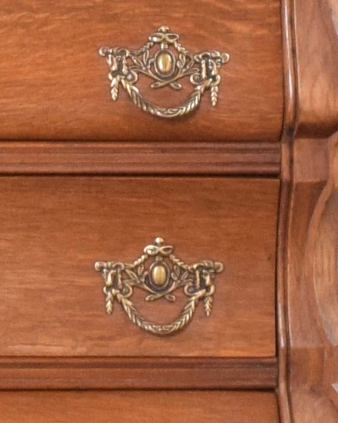 アンティークのチェスト アンティーク家具 優雅なフランススタイルのアンティーク家具、小ぶりな3段チェスト(コモード)。開ける度にワクワクする取っ手エンブレムをモチーフにした優雅なデザインの取っ手。(j-2003-f)