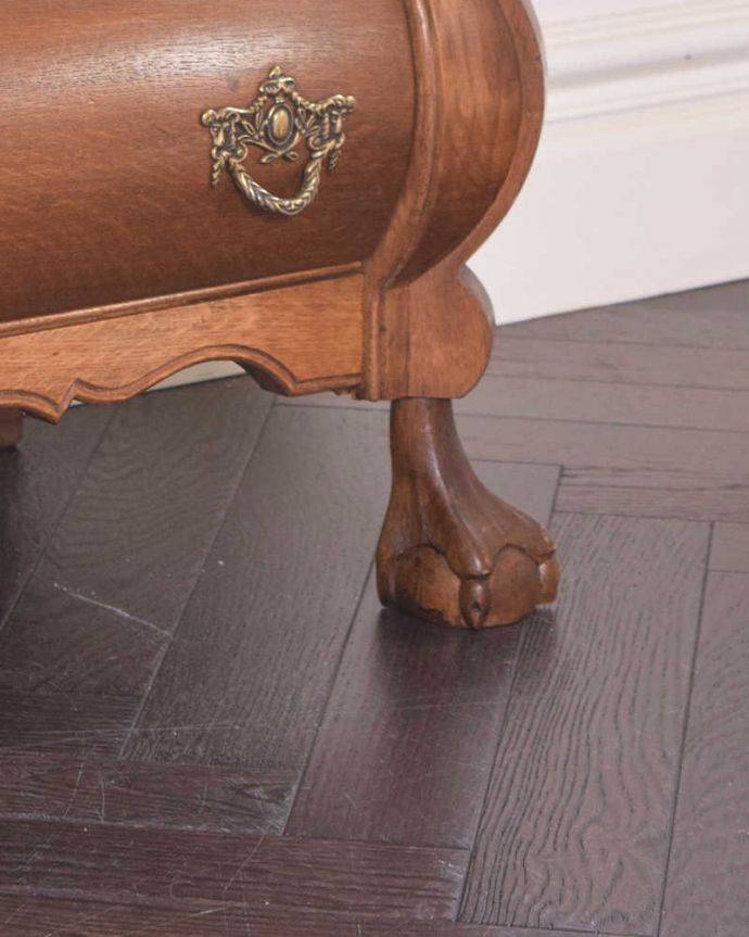 アンティークのチェスト アンティーク家具 優雅なフランススタイルのアンティーク家具、小ぶりな3段チェスト(コモード)。幸せを運んでくれるデザインどっしり貫禄のある脚先は、幸せを運んでくれるクロウ&ボール。(j-2003-f)