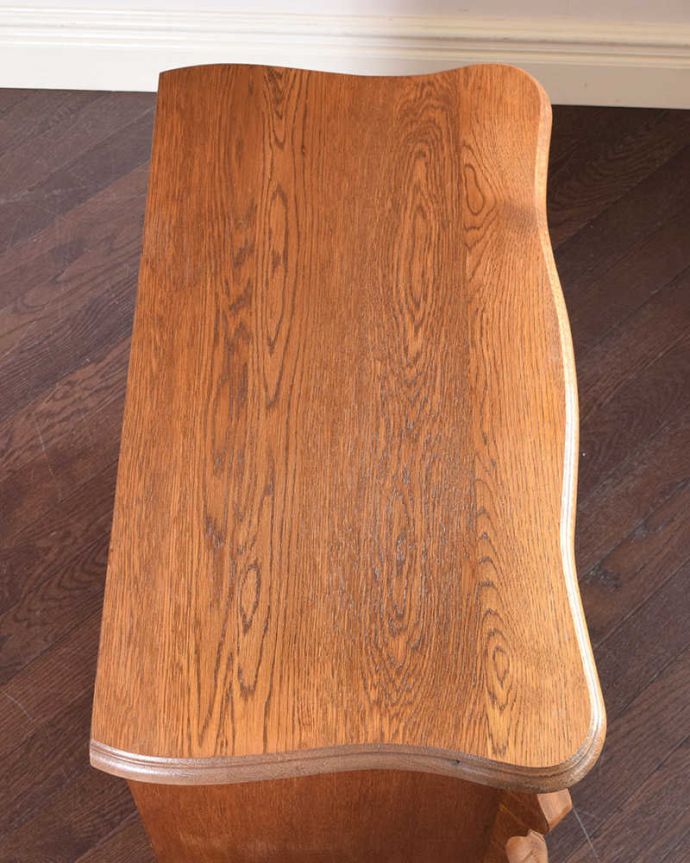 アンティークのチェスト アンティーク家具 優雅なフランススタイルのアンティーク家具、小ぶりな3段チェスト(コモード)。何を置こうかな・・・?上から見ると、天板はこんな感じ。(j-2003-f)