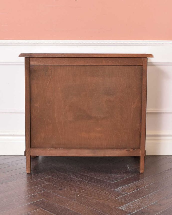 アンティークのチェスト アンティーク家具 優雅なフランススタイルのアンティーク家具、小ぶりな3段チェスト(コモード)。メンテナンスしてあるので後姿もキレイ!アンティークは新品ではないので、もちろん経年変化によるキズはありますが、専門の職人が目立たないようキレイにお直しをしているので、後姿までキレイです。(j-2003-f)