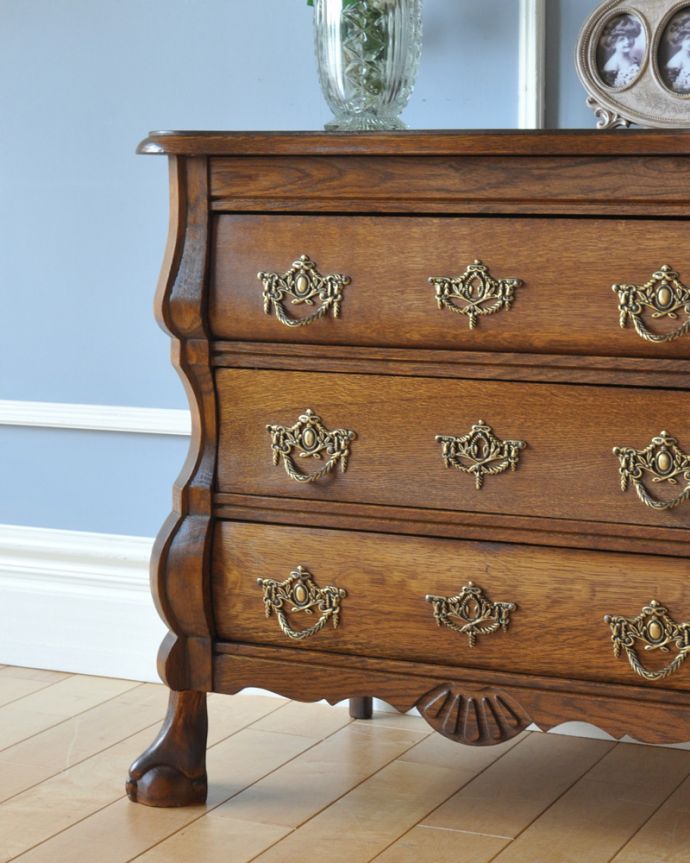 アンティークのチェスト　アンティーク家具　フレンチスタイルの優雅なアンティーク家具、小ぶりな３段チェスト（コモード）。「見せる収納」！置く場所を選ばずに使えちゃう。(j-2004-f)