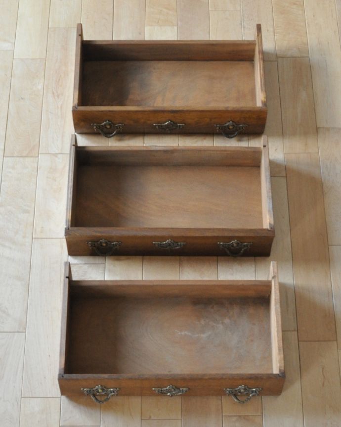 アンティークのチェスト　アンティーク家具　フレンチスタイルの優雅なアンティーク家具、小ぶりな３段チェスト（コモード）。何を入れてもOK引き出しは手前が1段目です。(j-2004-f)