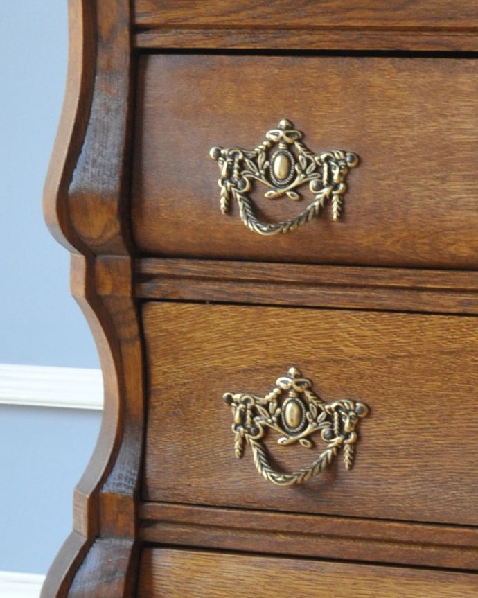 アンティークのチェスト　アンティーク家具　フレンチスタイルの優雅なアンティーク家具、小ぶりな３段チェスト（コモード）。開ける度にワクワクする取っ手エンブレムをモチーフにした優雅なデザインの取っ手。(j-2004-f)