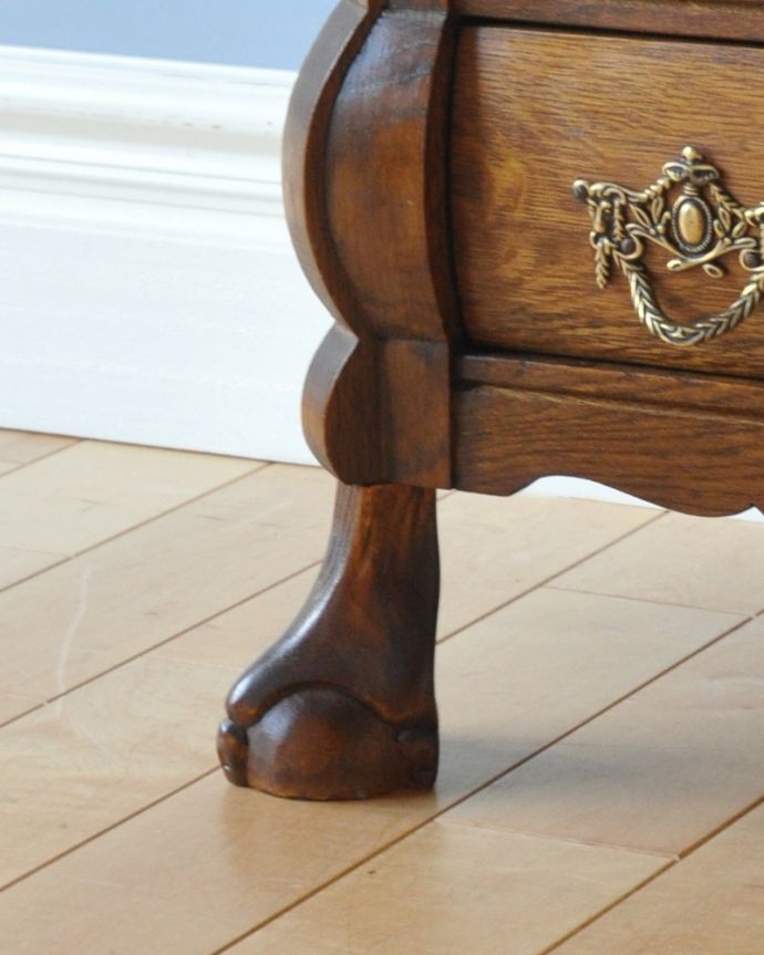 アンティークのチェスト　アンティーク家具　フレンチスタイルの優雅なアンティーク家具、小ぶりな３段チェスト（コモード）。幸せを運んでくれるデザインどっしり貫禄のある脚先は、幸せを運んでくれるクロウ＆ボール。(j-2004-f)