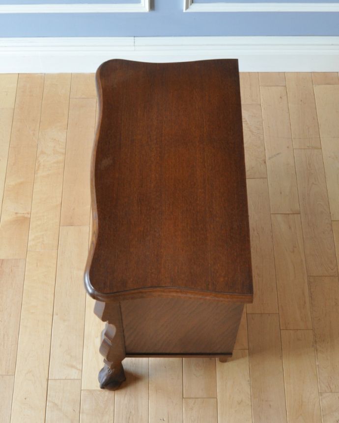 アンティークのチェスト　アンティーク家具　フレンチスタイルの優雅なアンティーク家具、小ぶりな３段チェスト（コモード）。何を置こうかな･･･？上から見ると、天板はこんな感じ。(j-2004-f)