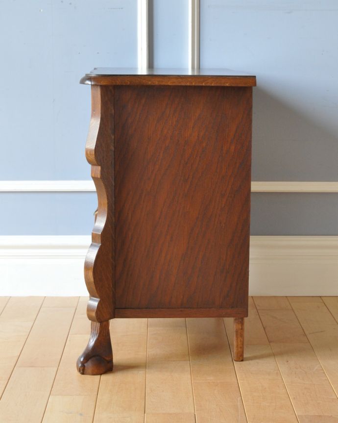 アンティークのチェスト　アンティーク家具　フレンチスタイルの優雅なアンティーク家具、小ぶりな３段チェスト（コモード）。横から見てもステキ横から見るとこんな感じ。(j-2004-f)