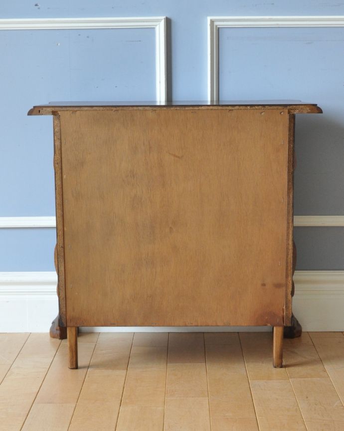 アンティークのチェスト　アンティーク家具　フレンチスタイルの優雅なアンティーク家具、小ぶりな３段チェスト（コモード）。メンテナンスしてあるので後姿もキレイ！アンティークは新品ではないので、もちろん経年変化によるキズはありますが、専門の職人が目立たないようキレイにお直しをしているので、後姿までキレイです。(j-2004-f)