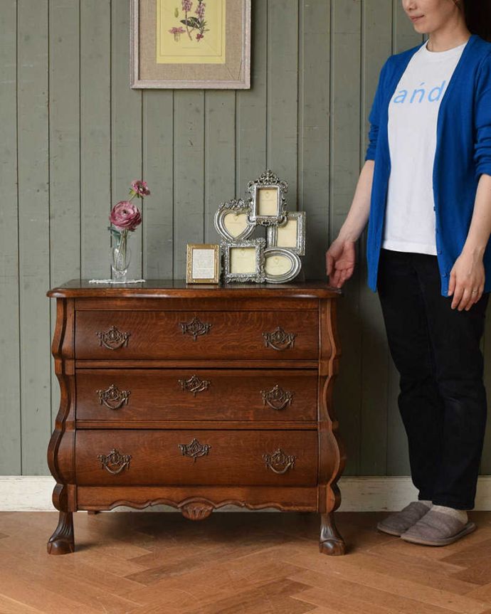 アンティークのチェスト　アンティーク家具　南フランスの優雅なアンティーク家具、小ぶりな３段チェスト（コモード）。美しい曲線美がフランスらしいんです。(j-2006-f)