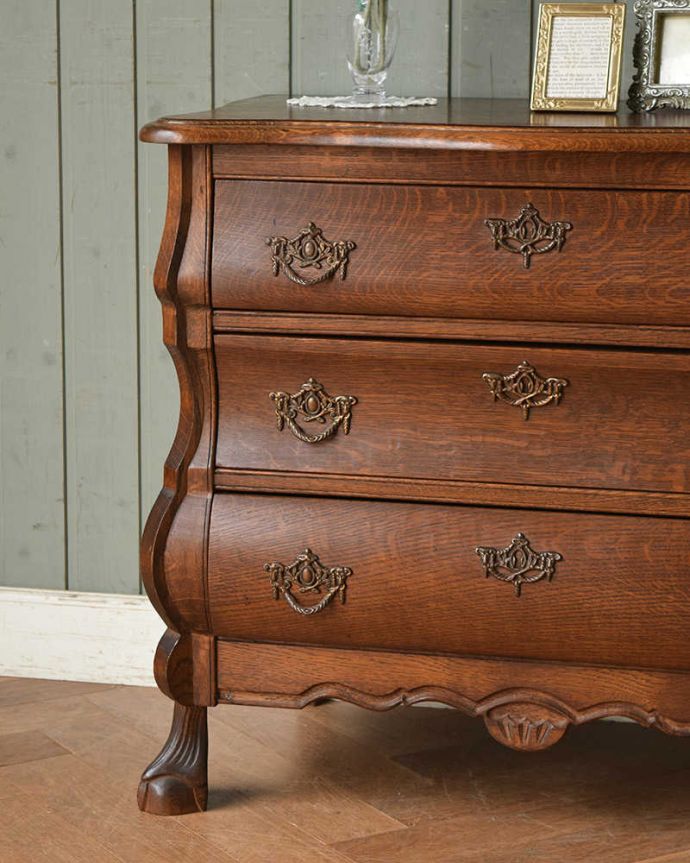 アンティークのチェスト　アンティーク家具　南フランスの優雅なアンティーク家具、小ぶりな３段チェスト（コモード）。「見せる収納」！置く場所を選ばずに使えちゃう。(j-2006-f)