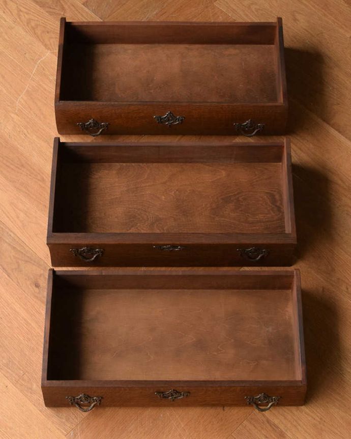 アンティークのチェスト　アンティーク家具　南フランスの優雅なアンティーク家具、小ぶりな３段チェスト（コモード）。何を入れてもOK引き出しは手前が1段目です。(j-2006-f)