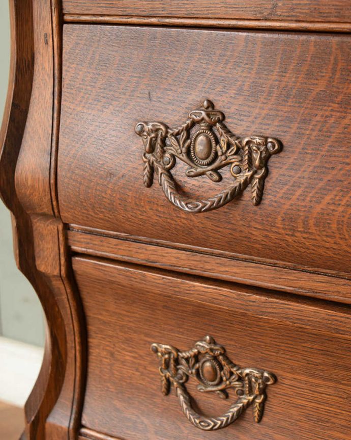 アンティークのチェスト　アンティーク家具　南フランスの優雅なアンティーク家具、小ぶりな３段チェスト（コモード）。開ける度にワクワクする取っ手エンブレムをモチーフにした優雅なデザインの取っ手。(j-2006-f)