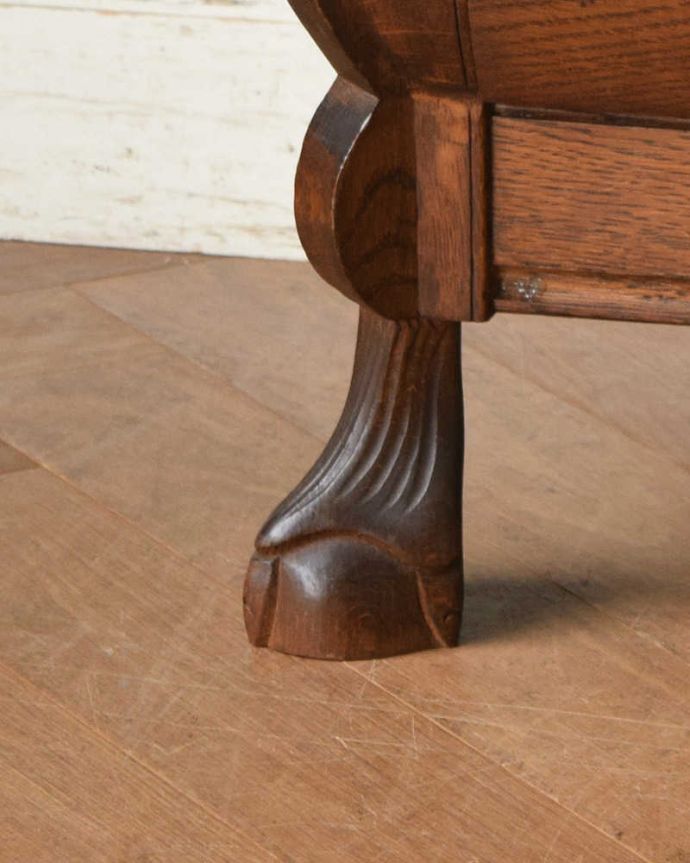 アンティークのチェスト　アンティーク家具　南フランスの優雅なアンティーク家具、小ぶりな３段チェスト（コモード）。幸せを運んでくれるデザインどっしり貫禄のある脚先は、幸せを運んでくれるクロウ＆ボール。(j-2006-f)