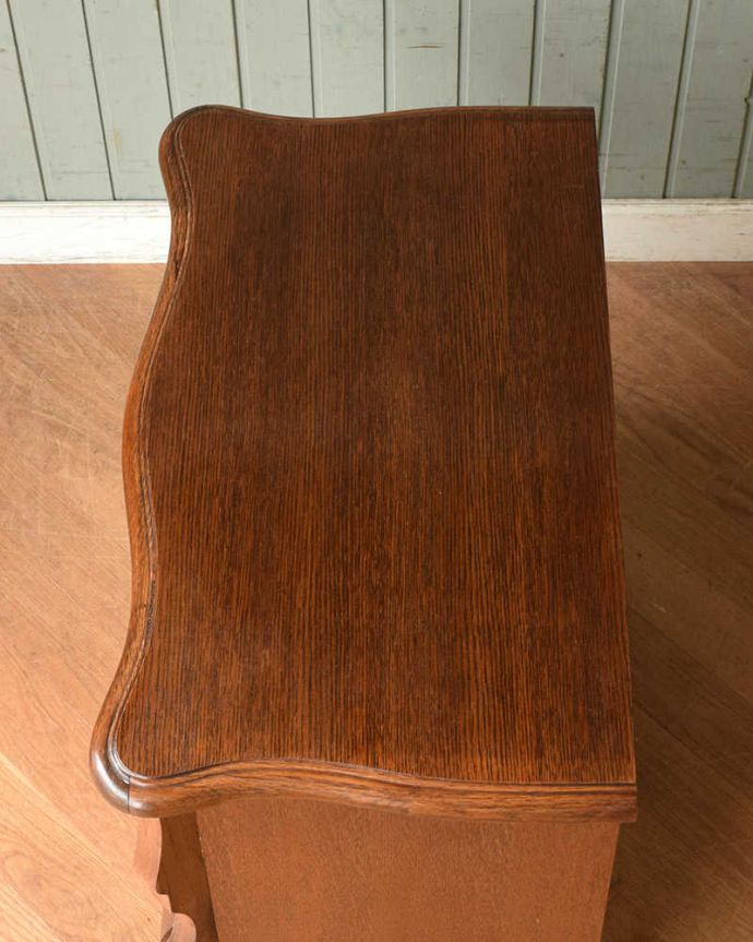 アンティークのチェスト　アンティーク家具　南フランスの優雅なアンティーク家具、小ぶりな３段チェスト（コモード）。何を置こうかな･･･？上から見ると、天板はこんな感じ。(j-2006-f)