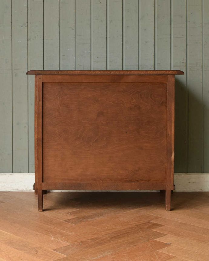 アンティークのチェスト　アンティーク家具　南フランスの優雅なアンティーク家具、小ぶりな３段チェスト（コモード）。メンテナンスしてあるので後姿もキレイ！アンティークは新品ではないので、もちろん経年変化によるキズはありますが、専門の職人が目立たないようキレイにお直しをしているので、後姿までキレイです。(j-2006-f)