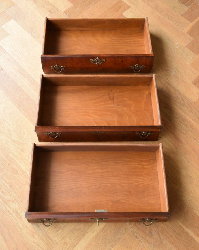 アンティークのチェスト アンティーク家具 アンティークの素敵なフレンチ家具、美しいウォルナット材を使った小さな3段チェスト(コモード) 。何を入れてもOK引き出しは手前が1段目です。(j-2008-f)