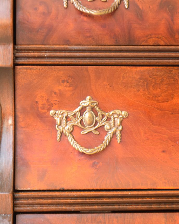 アンティークのチェスト アンティーク家具 アンティークの素敵なフレンチ家具、美しいウォルナット材を使った小さな3段チェスト(コモード) 。開ける度にワクワクする取っ手エンブレムをモチーフにした優雅なデザインの取っ手。(j-2008-f)