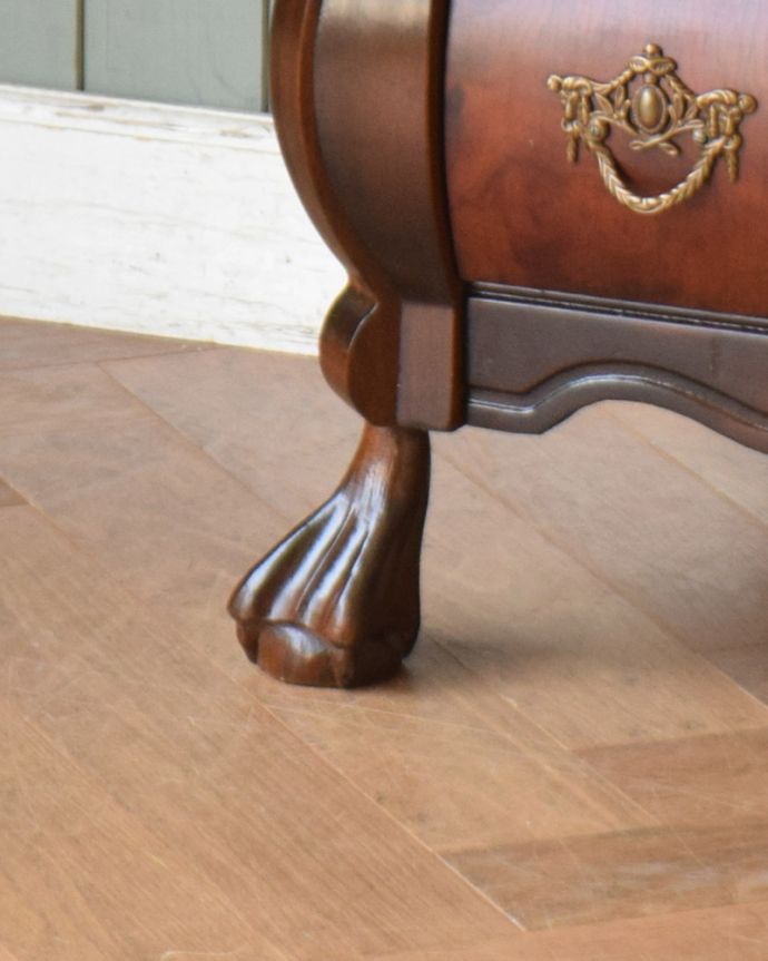 アンティークのチェスト アンティーク家具 アンティークの素敵なフレンチ家具、美しいウォルナット材を使った小さな3段チェスト(コモード) 。幸せを運んでくれるデザインどっしり貫禄のある脚先は、幸せを運んでくれるクロウ&ボール。(j-2008-f)