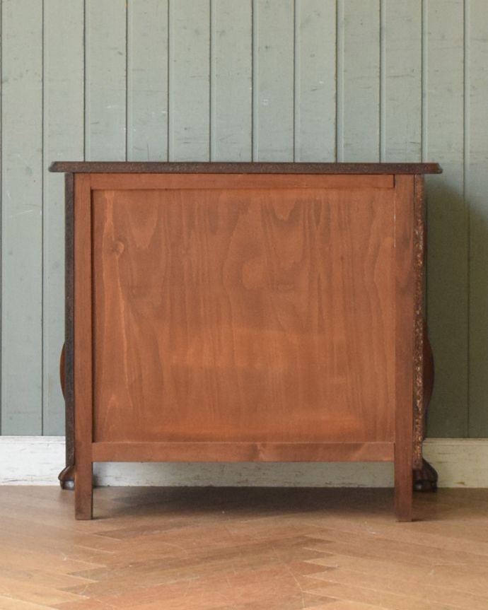 アンティークのチェスト アンティーク家具 アンティークの素敵なフレンチ家具、美しいウォルナット材を使った小さな3段チェスト(コモード) 。メンテナンスしてあるので後姿もキレイ!アンティークは新品ではないので、もちろん経年変化によるキズはありますが、専門の職人が目立たないようキレイにお直しをしているので、後姿までキレイです。(j-2008-f)