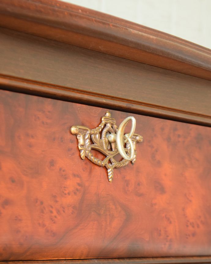 アンティークのチェスト アンティーク家具 アンティークの素敵なフレンチ家具、美しいウォルナット材を使った小さな3段チェスト(コモード) 。1段目には鍵が1本付いています。(j-2008-f)