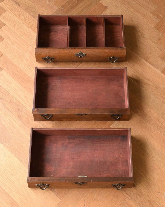 アンティークのチェスト アンティーク家具 フランスらしい柔らかい曲線が優雅なアンティーク家具、小ぶりな3段チェスト(コモード)。何を入れてもOK引き出しは手前が1段目です。(j-2009-f)