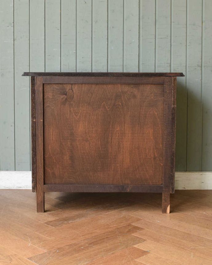 アンティークのチェスト アンティーク家具 フランスらしい柔らかい曲線が優雅なアンティーク家具、小ぶりな3段チェスト(コモード)。メンテナンスしてあるので後姿もキレイ!アンティークは新品ではないので、もちろん経年変化によるキズはありますが、専門の職人が目立たないようキレイにお直しをしているので、後姿までキレイです。(j-2009-f)