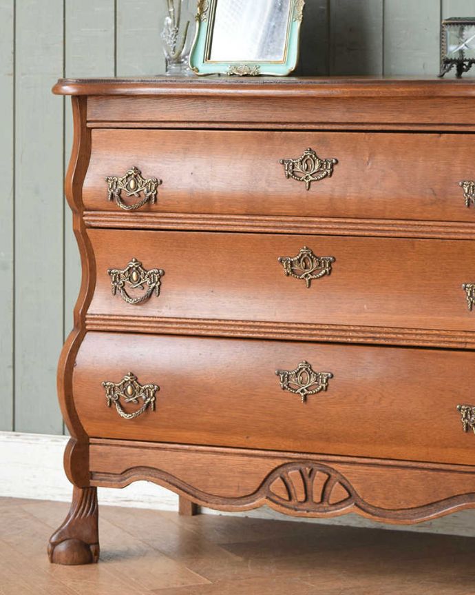 アンティークのチェスト　アンティーク家具　優雅なフォルムのフレンチアンティーク家具、引き出しの付いたチェスト。「見せる収納」！置く場所を選ばずに使えちゃう。(j-2010-f)