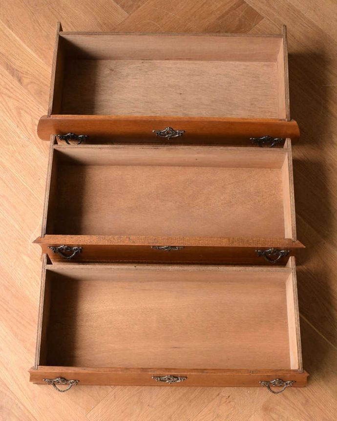 アンティークのチェスト　アンティーク家具　優雅なフォルムのフレンチアンティーク家具、引き出しの付いたチェスト。何を入れてもOK引き出しは手前が1段目です。(j-2010-f)