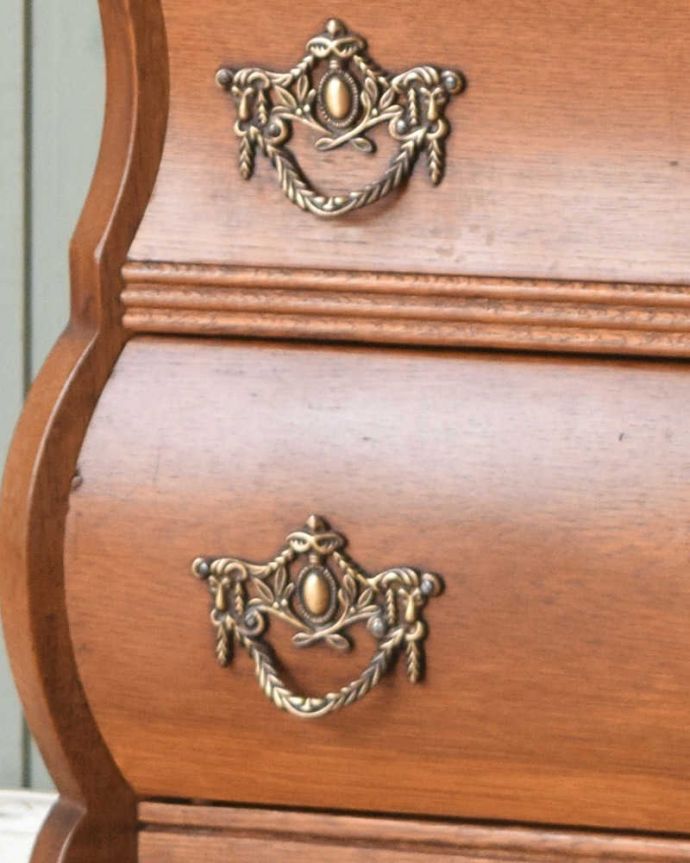 アンティークのチェスト　アンティーク家具　優雅なフォルムのフレンチアンティーク家具、引き出しの付いたチェスト。開ける度にワクワクする取っ手エンブレムをモチーフにした優雅なデザインの取っ手。(j-2010-f)