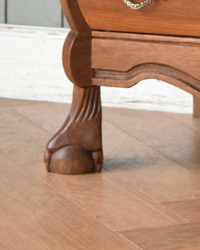 アンティークのチェスト　アンティーク家具　優雅なフォルムのフレンチアンティーク家具、引き出しの付いたチェスト。幸せを運んでくれるデザインどっしり貫禄のある脚先は、幸せを運んでくれるクロウ＆ボール。(j-2010-f)