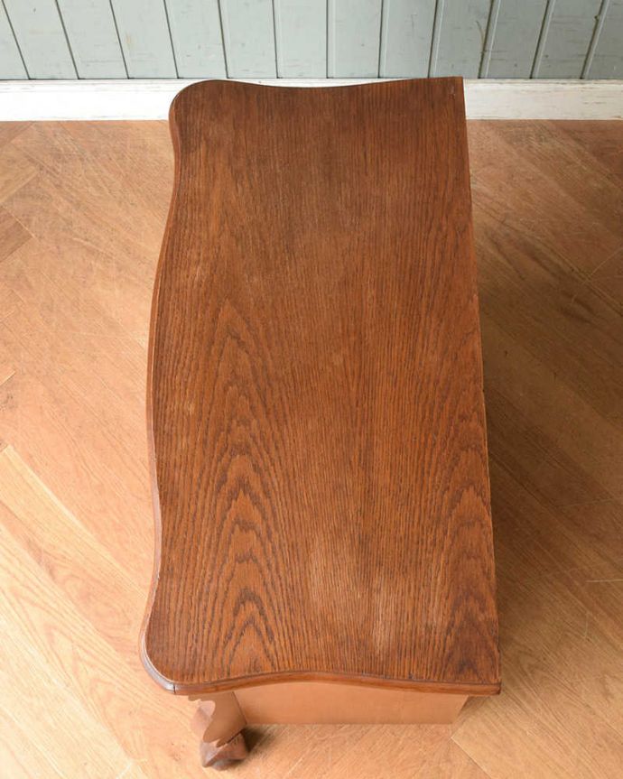 アンティークのチェスト　アンティーク家具　優雅なフォルムのフレンチアンティーク家具、引き出しの付いたチェスト。何を置こうかな･･･？上から見ると、天板はこんな感じ。(j-2010-f)