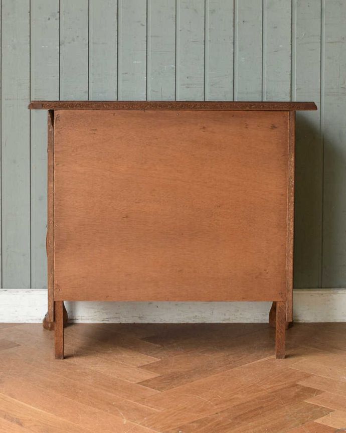 アンティークのチェスト　アンティーク家具　優雅なフォルムのフレンチアンティーク家具、引き出しの付いたチェスト。メンテナンスしてあるので後姿もキレイ！アンティークは新品ではないので、もちろん経年変化によるキズはありますが、専門の職人が目立たないようキレイにお直しをしているので、後姿までキレイです。(j-2010-f)