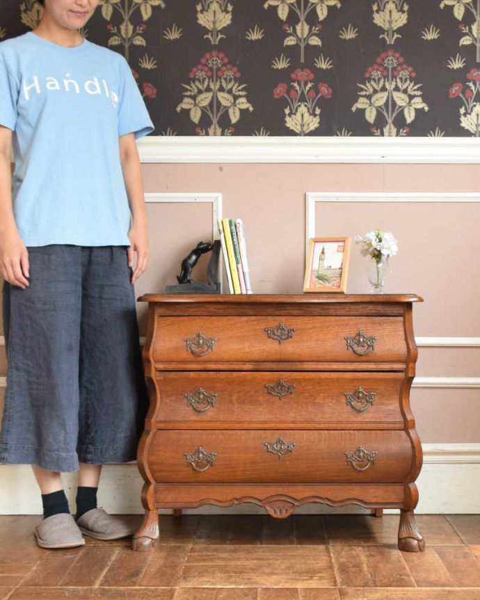 アンティークのチェスト　アンティーク家具　フランスの優雅なアンティーク家具、小ぶりな３段チェスト（コモード）。美しい曲線美がフランスらしいんです。(j-2011-f)