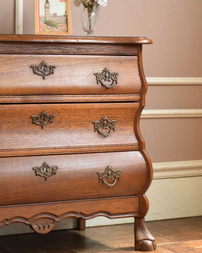 アンティークのチェスト　アンティーク家具　フランスの優雅なアンティーク家具、小ぶりな３段チェスト（コモード）。「見せる収納」だから、置く場所を選びません！チェストと言ってもデザインがステキだから、収納だけじゃなくて見ても楽しめる具なんです。(j-2011-f)
