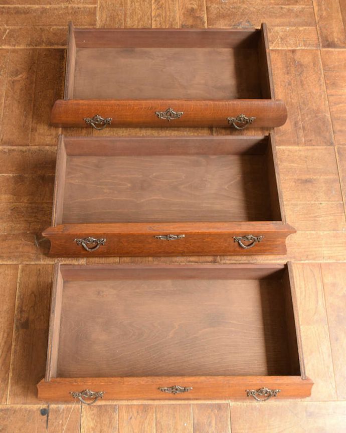 アンティークのチェスト　アンティーク家具　フランスの優雅なアンティーク家具、小ぶりな３段チェスト（コモード）。キレイに修復したので、何を入れてもOKです。(j-2011-f)