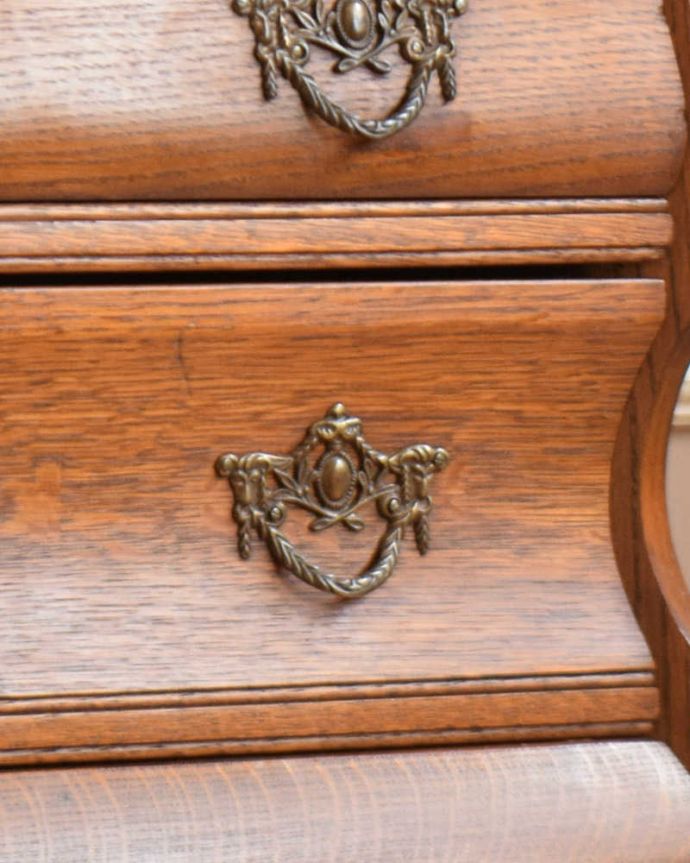 アンティークのチェスト　アンティーク家具　フランスの優雅なアンティーク家具、小ぶりな３段チェスト（コモード）。開ける度にワクワクする取っ手フランスらしい優雅なデザインは取っ手にも。(j-2011-f)