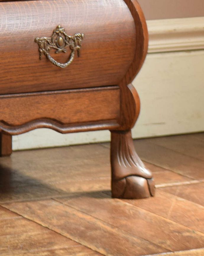 アンティークのチェスト　アンティーク家具　フランスの優雅なアンティーク家具、小ぶりな３段チェスト（コモード）。女性1人でラクラク運べちゃう仕掛けHandleのアンティークは、脚の裏にフェルトキーパーをお付けしています。(j-2011-f)