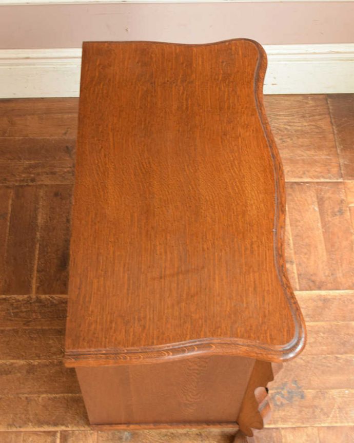 アンティークのチェスト　アンティーク家具　フランスの優雅なアンティーク家具、小ぶりな３段チェスト（コモード）。何を置こうかな･･･？上から見ると、天板はこんな感じで塗装もキレイに仕上げました。(j-2011-f)