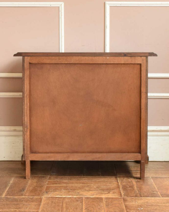 アンティークのチェスト　アンティーク家具　フランスの優雅なアンティーク家具、小ぶりな３段チェスト（コモード）。修復したので後姿もキレイですアンティークは新品ではないので、もちろん経年変化によるキズはありますが、専門の職人がキレイに修復したので、後ろ姿もキレイです。(j-2011-f)