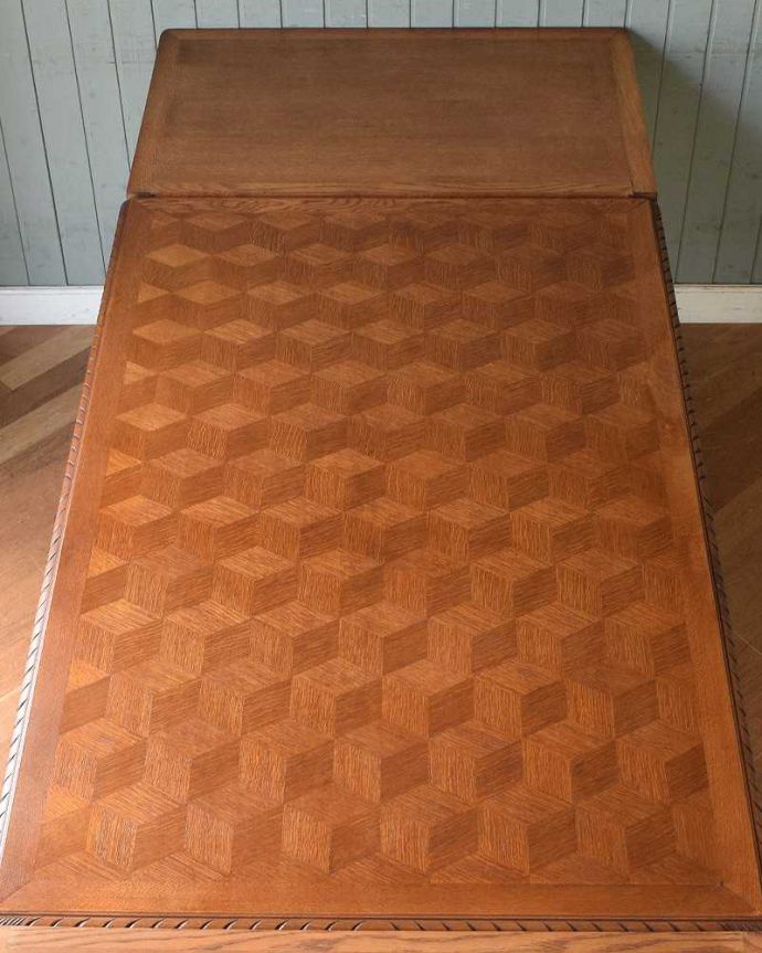 アンティークのテーブル　アンティーク家具　パーケット柄が美しいフランスのドローリーフテーブル（伸張式ダイニングテーブル）。パーケット（寄せ木）デザインを楽しんでいただけるアンティークのテーブルです。(j-2012-f)