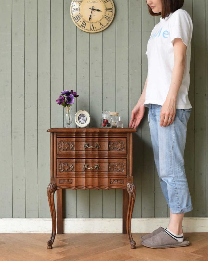 アンティークのチェスト アンティーク家具 南仏スタイルのキレイなアンティーク家具、小さな2段スモールチェスト。どこに置いても絵になる美しさ。(j-2013-f)
