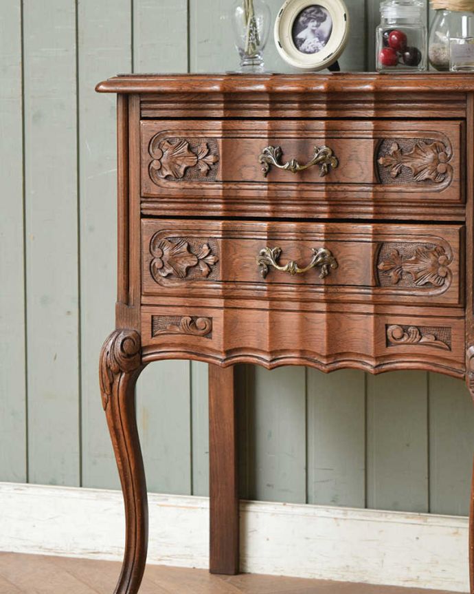 アンティークのチェスト アンティーク家具 南仏スタイルのキレイなアンティーク家具、小さな2段スモールチェスト。収納と言うより、まずは目で楽しんでほしい!チェストと言ってもアンティークは見た目が素敵なので、収納だけじゃなく見るだけで幸せになっちゃう家具なんです。(j-2013-f)