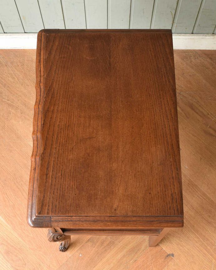 アンティークのチェスト アンティーク家具 南仏スタイルのキレイなアンティーク家具、小さな2段スモールチェスト。何を置こうかな・・・?上から見ると、天板はこんな感じ。(j-2013-f)