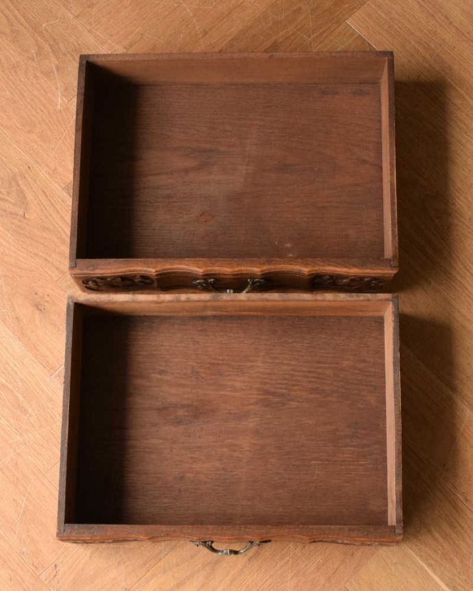 アンティークのチェスト アンティーク家具 南仏スタイルのキレイなアンティーク家具、小さな2段スモールチェスト。キレイに修復したので、何を入れてもOK!もちろん引き出しの中も職人がキレイに直したので、いろんなものを実用的に収納して使って下さい。(j-2013-f)